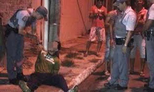 Acusado de estuprar enteada de 4 anos é amarrado em poste por populares