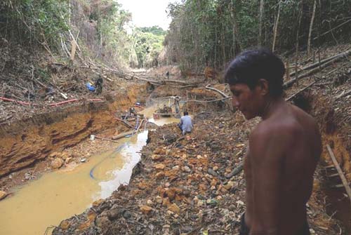 Garimpo ilegal cresce e cerca os yanomami em sua própria terra, aponta relatório