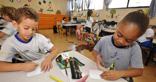 Minicursos abordam desafios e possibilidades do ambiente escolar