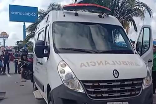 Ambulância tomba após bater em ônibus na Fernandes Lima