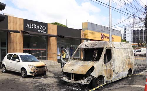 Ambulância do Samu pega fogo na Fernandes Lima, em Maceió