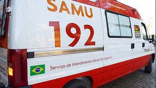 Três pessoas ficam presas às ferragens após acidente entre duas motocicletas