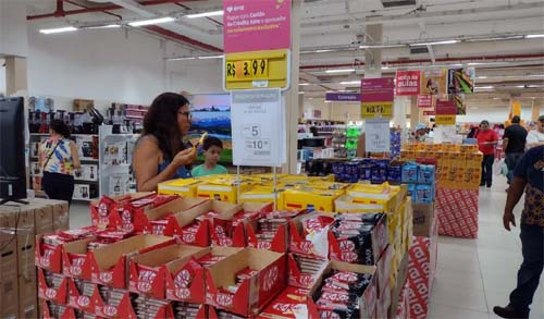 Consumidores nas Americanas procuram promoção, mas só encontram chocolate