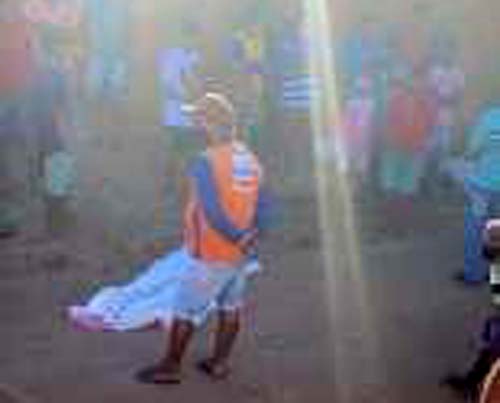 Amigos são executados enquanto bebiam com colegas