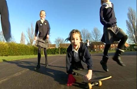 Menina amputada surpreende médicos usando skate