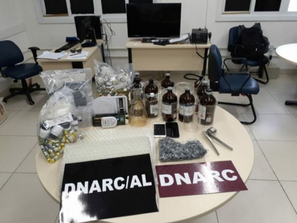 Polícia prende casal de fisiculturistas suspeito de vender anabolizantes ilegalmente em Maceió