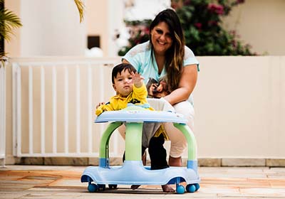 Pediatras fazem campanha para abolir andadores de bebê 