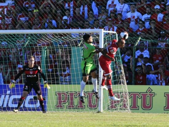 CRB treina com zagueiro Anderson Conceição de volta ao time