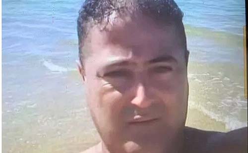 Empresário acusado de esfaquear jogador se entrega à polícia