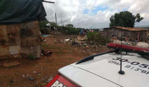 Criminosos invadem barraco e executam morador com tiros, facadas e pedradas