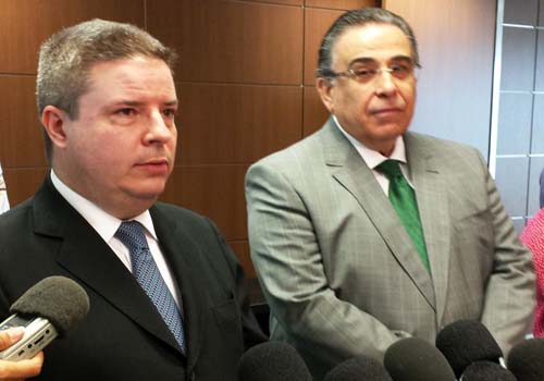 Anastasia anuncia que deixa governo de Minas para cuidar da campanha de Aécio