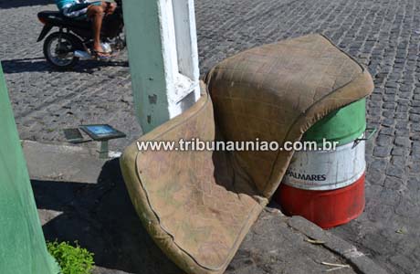 Agricultor é alvejado por tiros na periferia de União. Vitima foi transportada para hospital em carro de mão