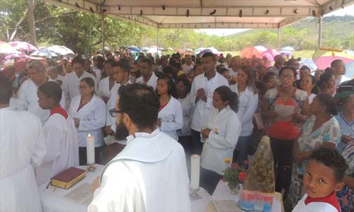 Suposta aparição de Nossa Senhora em gruta atrai centenas de fiéis no Norte de Minas