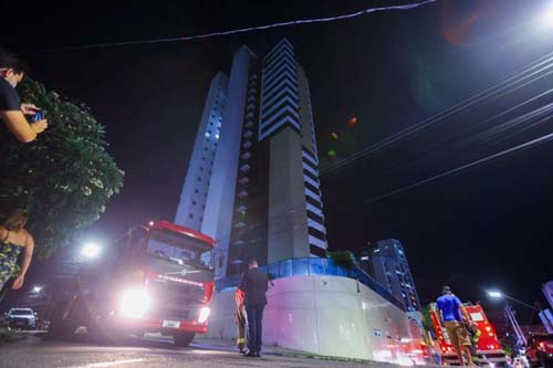 Incêndio destrói apartamento em edifício no bairro do Farol