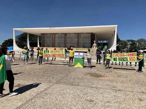 Apoiadores de Bolsonaro pedem intervenção militar durante manifestação em Brasília