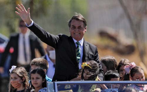 Bolsonaro usa popularidade para tentar emplacar pautas conservadoras no Congresso
