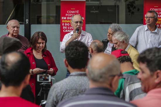 Às vésperas de julgamento, petistas se reúnem em ato de apoio a Lula