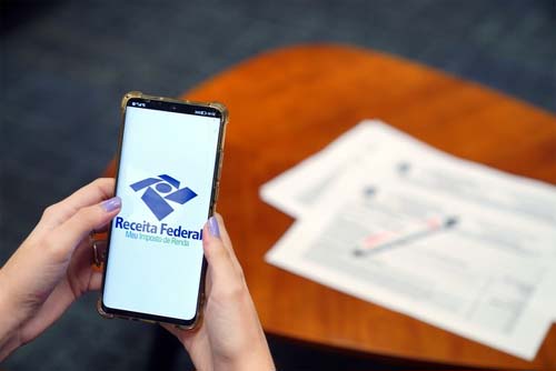 IR: quem ganha dois salários mínimos volta a ser tributado