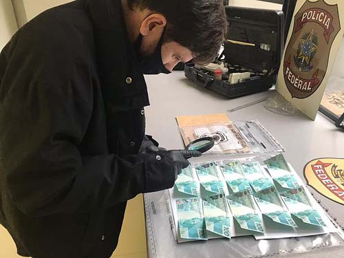 Mulher é presa pela Polícia Federal com notas falsas