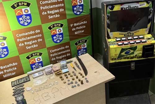 Casal é preso com 238 pedras de crack, armas brancas e máquina caça-níquel no interior de Alagoas