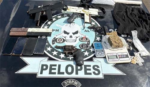 `Polícia prende 5 pessoas e apreende adolescente, além de metralhadoras, armas e drogas. Ação foi em Arapiraca