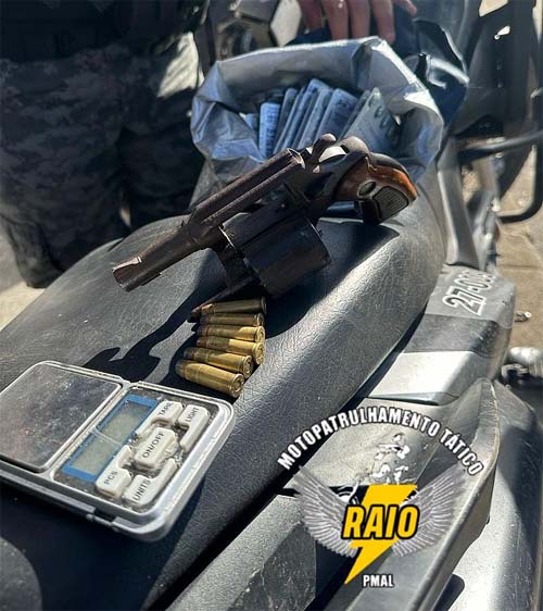 Homem é preso com armas, maconha, colete da PM e com droga usada para aplicar o 