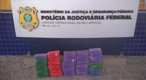 PRF apreende mais de 50kg de pasta base de cocaína na BR-101, em Alagoas