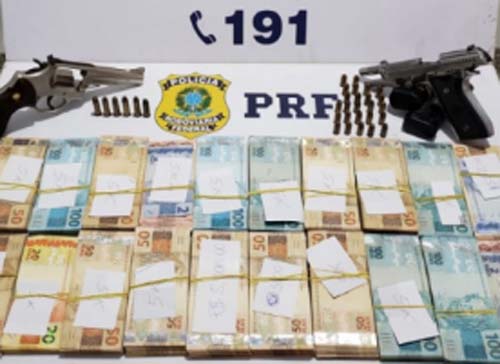 Dupla é presa e encaminhada à delegacia de Penedo após ser flagrada com armas de fogo e mais de R$ 80 mil em espécie