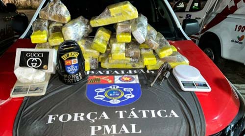 Polícia encontra barril de maconha e cocaína enterrado em terreno baldio no Benedito Bentes, Maceió