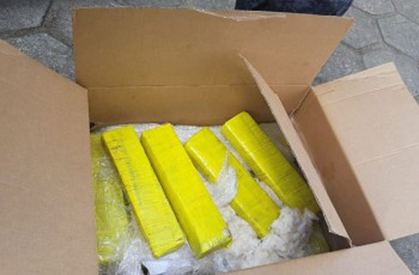 Mulher é presa com quase 300kg de maconha dentro de ônibus em São Sebastião