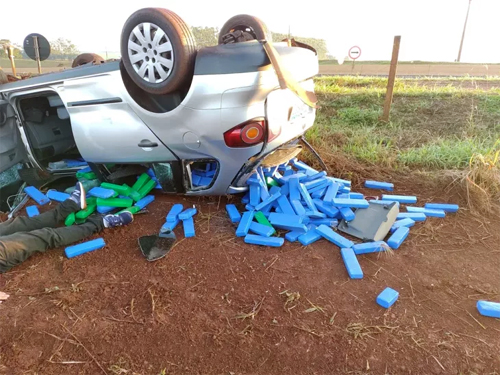 Após fuga, carro capota e espalha mais de 210 quilos de maconha em rodovia