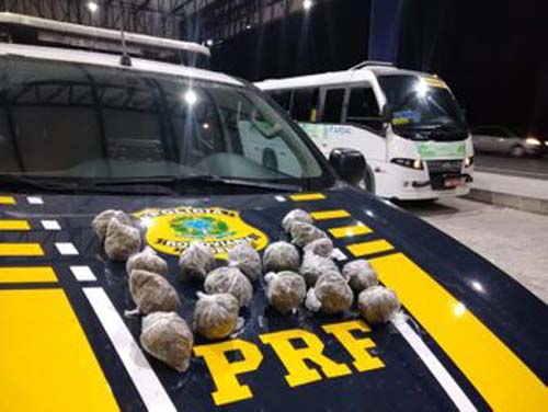 PRF prende mulher com maconha em transporte complementar, homem com carro roubado e outro com documento falso