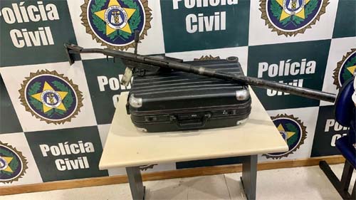 Mulher presa com uma criança de colo na Rodoviária do Rio levava metralhadora na mala
