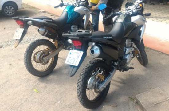 Polícia apreende motocicleta e encontra clone do veículo em residência