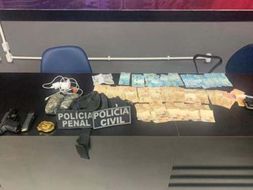 Suspeito de facilitar entrada de drogas e celulares no presídio, policial penal é preso com R$ 5 mil e meio quilo de cocaína