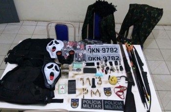 Polícia encontra arsenal de guerra e veículos roubados em residência