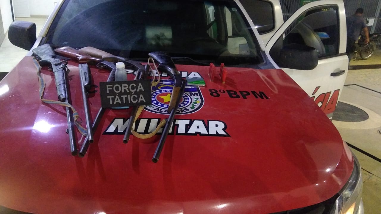 Polícia apreende armas, munições e pólvora dentro de casa abandonada em Rio Largo