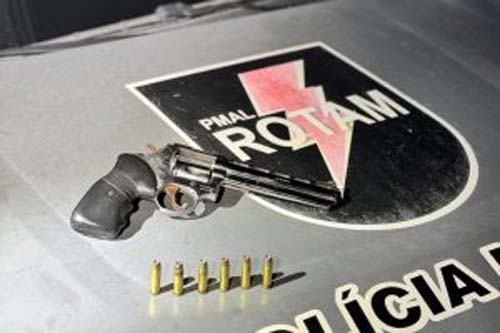 PM apreende armas de fogo, drogas e veículos roubado em Santana do Ipanema, Maceió e São Sebastião