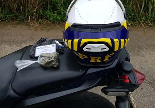 Homem com tornozeleira eletrônica é preso por tráfico na BR-104