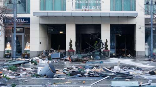 Aquário gigante com 1.500 peixes 'explode' em hall de hotel na Alemanha