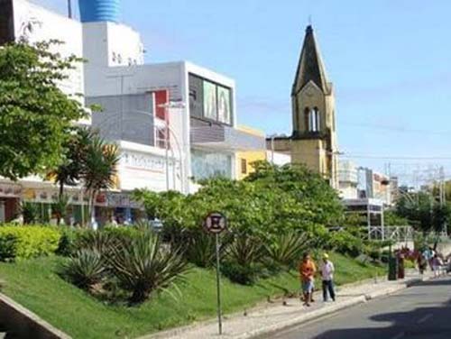 Jovem sobrevive após ser arrastado de bar e baleado na cabeça