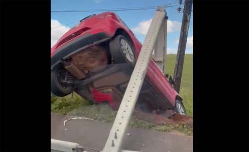 Condutora perde o controle da direção de veículo e colide em poste na AL-110, em Arapiraca