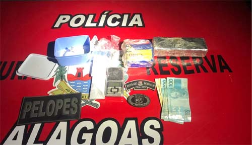 Mulher é presa em flagrante com drogas dentro de residência em Arapiraca