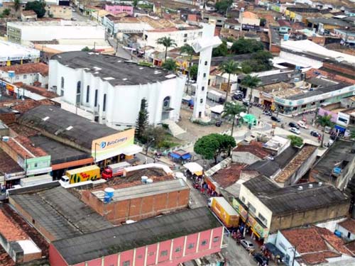 Homem se joga na frente do carro da ex e faz ameaças por não aceitar separação