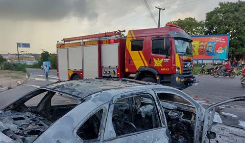  Veiculo pega fogo e fica destruído em Arapiraca