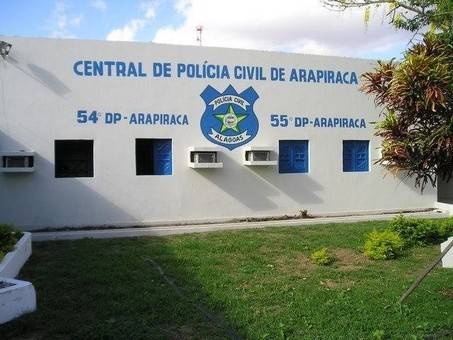 Homem foge algemado da Central de Polícia de Arapiraca