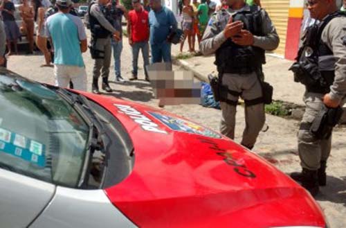 Criminoso armado assalta estabelecimento e é morto a facadas por populares, em Arapiraca