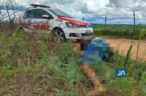Policiais da Delegacia de Homicídios (DH) em Arapiraca investiga achado de cadáver na zona rural