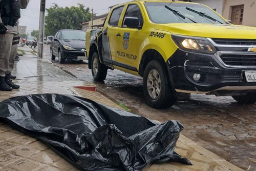 Comerciante é executado com tiros na cabeça, em frente à loja, em Arapiraca