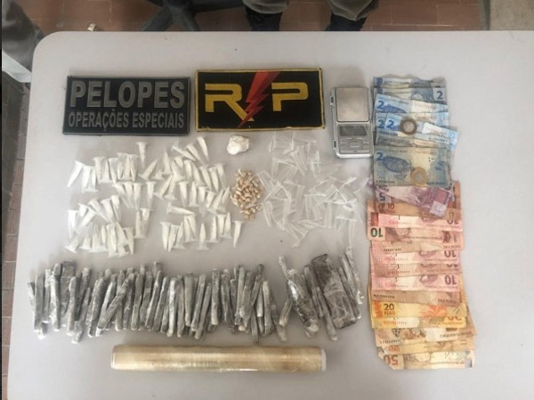 Em Arapiraca, 3º BPM apreende maconha, crack , cocaína e dinheiro